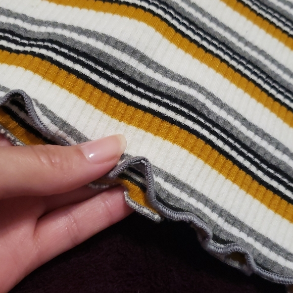 ๐ด ๐๏ธ FREE* Striped 3/4 Sleeved Lettuce-Hem Ribbed Top ๐ด - Picture 9 of 10